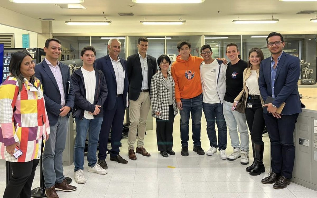 Integrantes del capítulo junto a los delegados de Airbus tras la presentación de proyectos