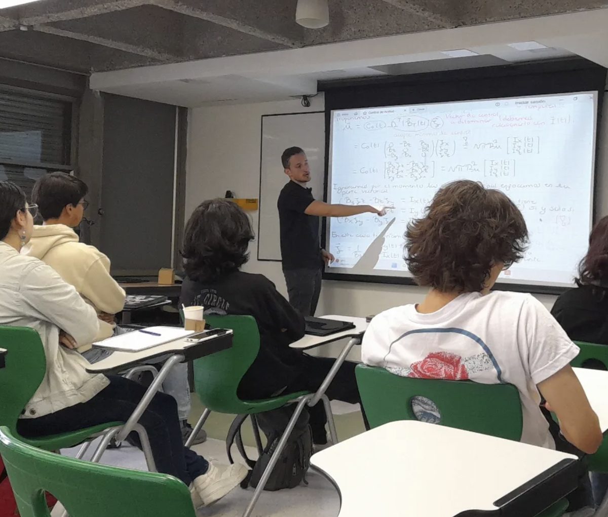 Sesión de trabajo con el desarrollo matemático del control de actitud proyectado en el tablero