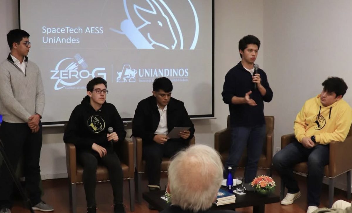 Integrantes del capítulo presentando el proyecto ante la sociedad de egresados Uniandinos