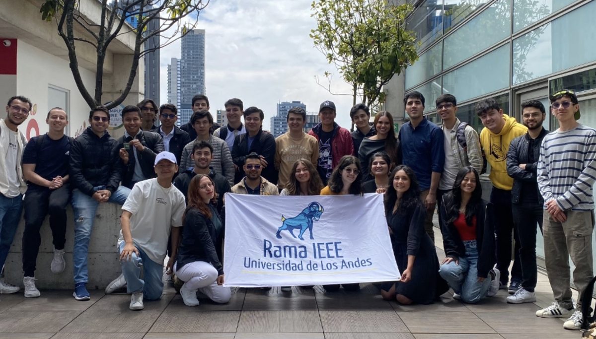 Integrantes de la Rama IEEE de la Universidad de los Andes posando con la bandera del capítulo