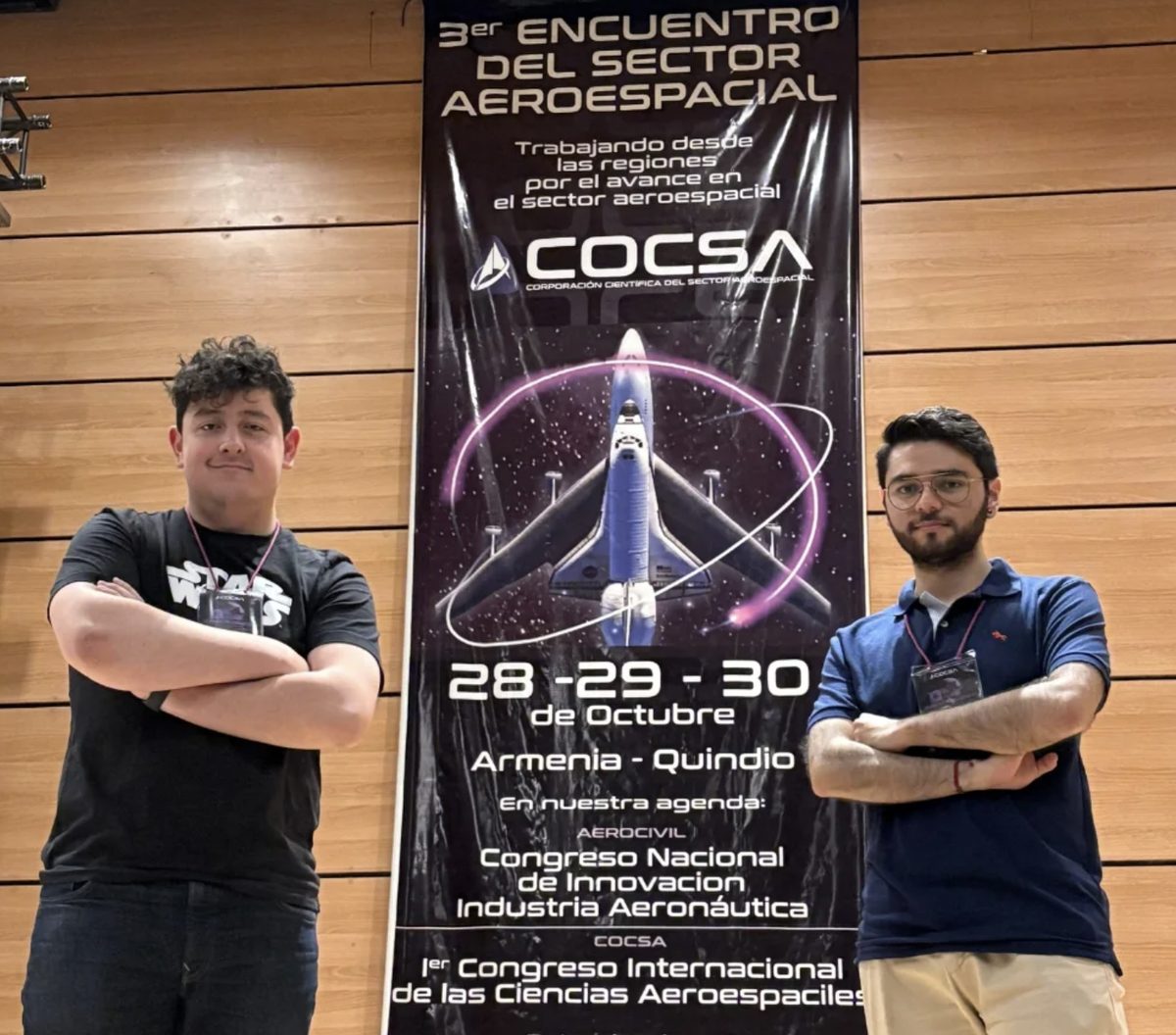 Dos integrantes del capítulo junto al pendón del 3er Encuentro del Sector Aeroespacial en Armenia, Quindío