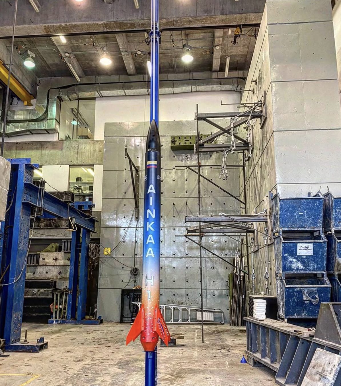 Cohete AINKAA H1 de propulsión híbrida en el laboratorio de estructuras